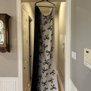 Anna & Ava Black and Cream scarf NWOT